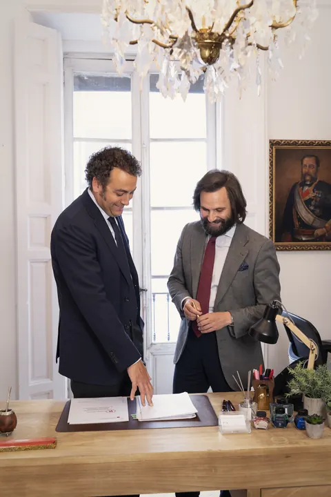 Los socios revisando un expediente